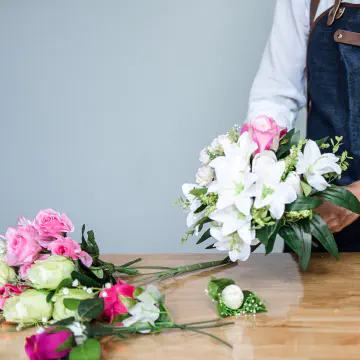 Berkebun dan Merangkai Bunga: Ritual Penyembuhan Alami